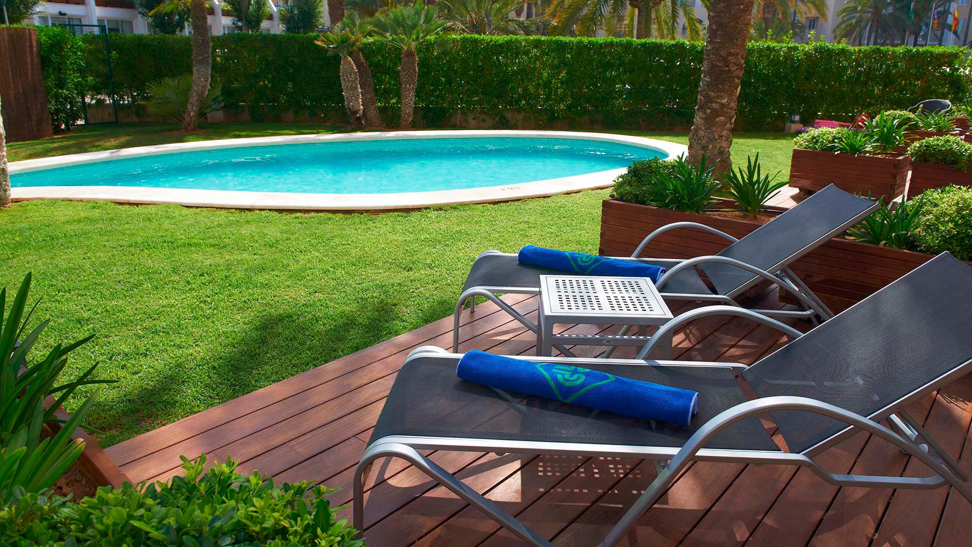 Exterior Habitaciones dobles Select con piscina semi privada con terraza ajardinada.