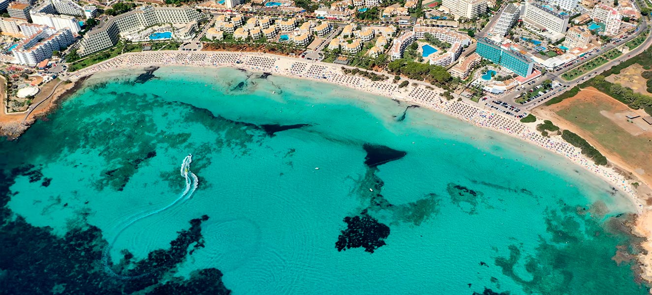 Playa de arena fina en Sa Coma, Mallorca