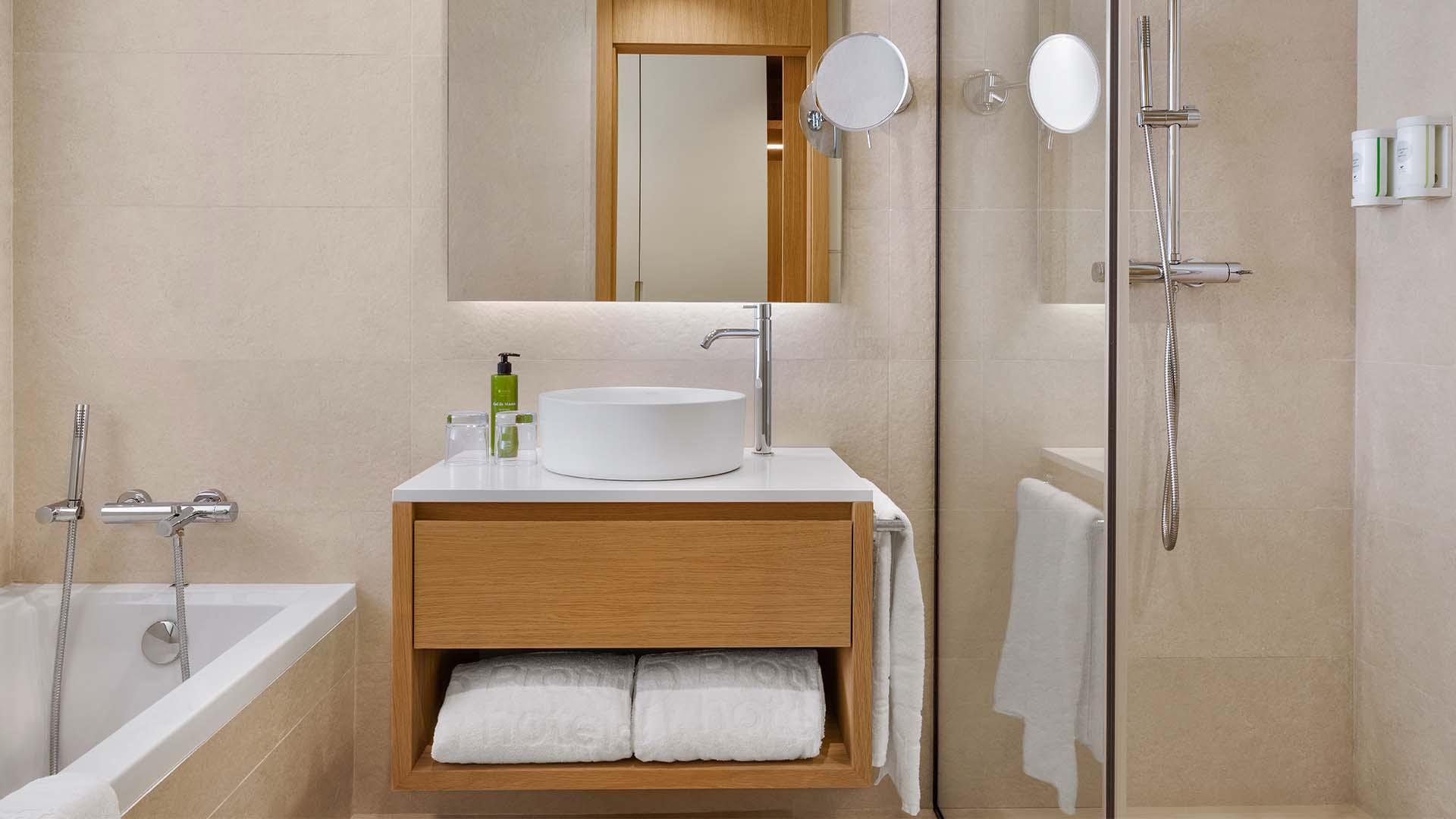 Bany a l'Habitació Doble Select amb piscina semiprivada i terrassa ajardinada