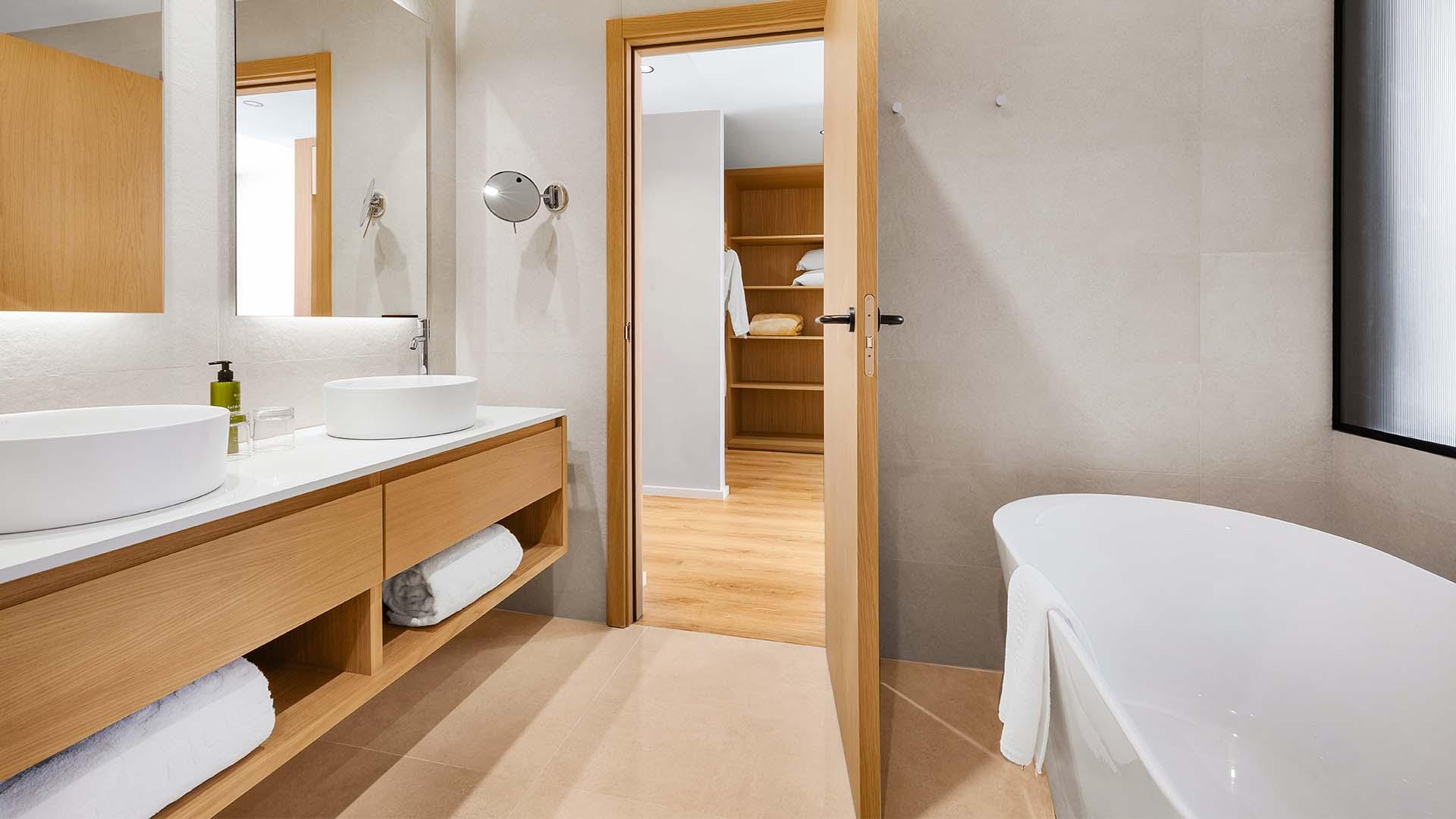 Bany amb dutxa i banyera de l'habitació de la suite