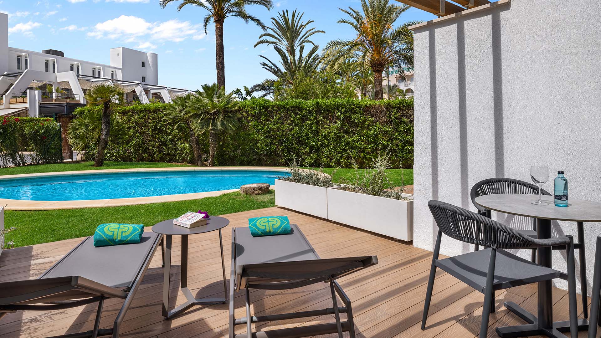 Habitacions dobles Select exteriors amb piscina semi-privada i terrassa enjardinada.