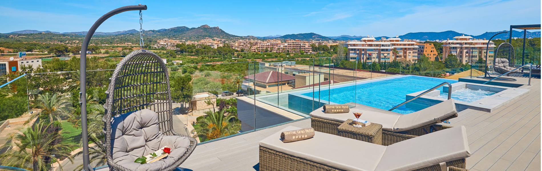 Piscina infinity semi-privada con jacuzzi