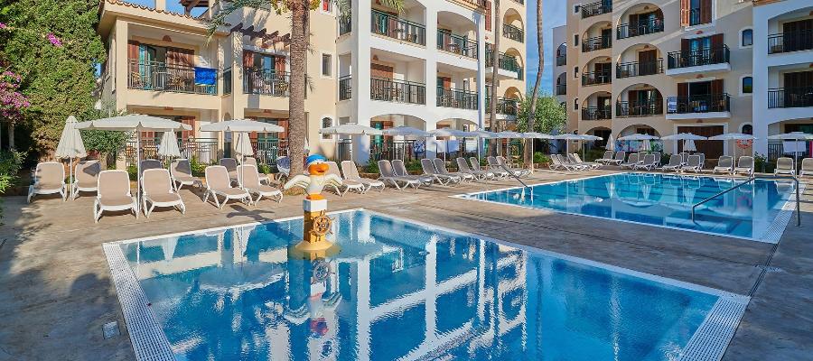 pool at the Protur Bahía Azul Apartments in Cala Bona
