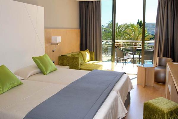 Magnífica escapada en Protur Sa Coma Playa Hotel & Spa de 4 estrellas. Disfruta de una escapada relajante 4*, con alojamiento, desayuno y cena.